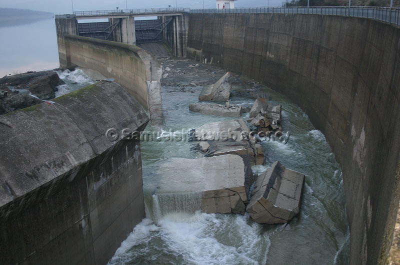 Crollo sfioratore di piena