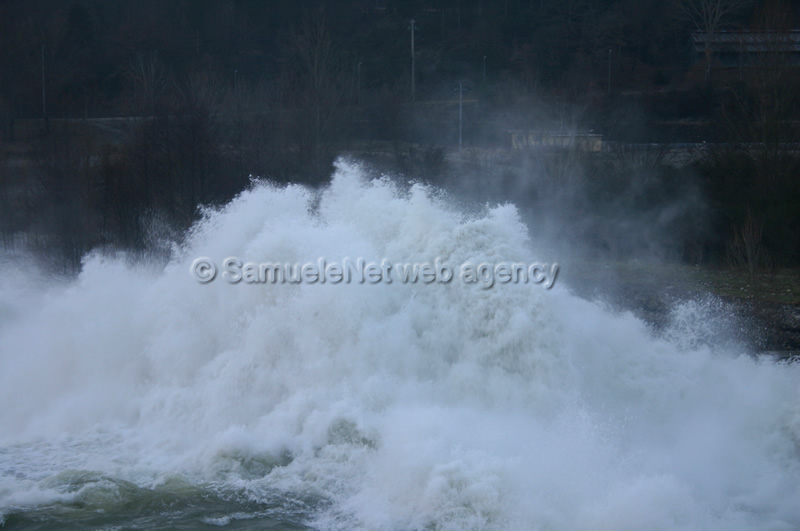 Acqua dopo la falla nella diga